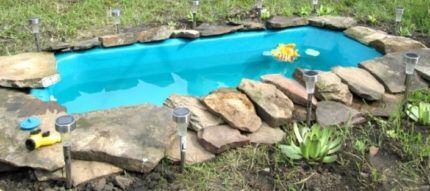 Mini-piscine d'une vieille baignoire 