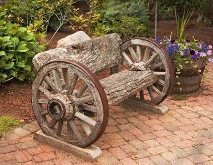 Bench in the shape of an old carriage