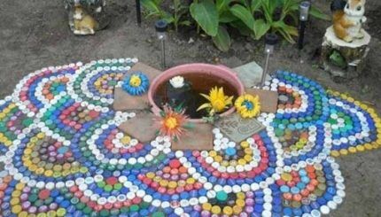 Parterre de fleurs fait de couvercles en plastique