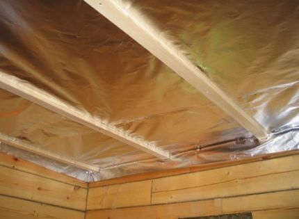 Insulation of the ceiling in the bathhouse