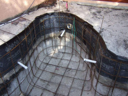 Reinforcement of a concrete bowl