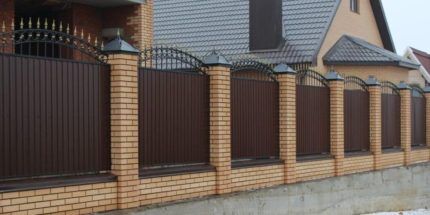 Sectional fence made of corrugated sheets