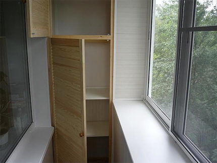 Wardrobe with hinged doors