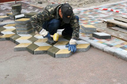 Laying paving slabs