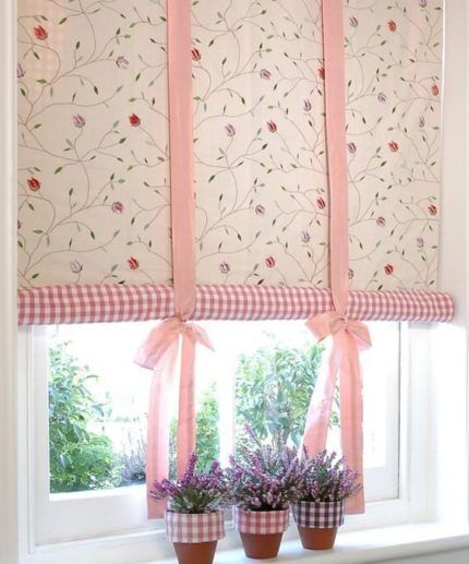 Roller blinds with double fabric in contrasting colors