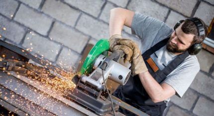 El proceso de corte de metal en una máquina.