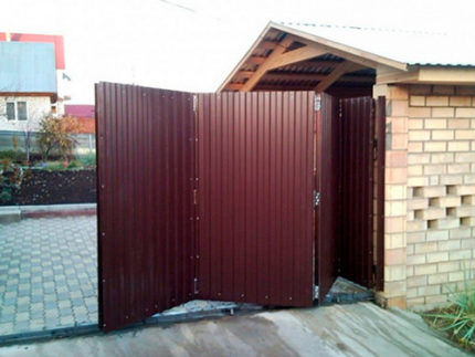 Folding gates