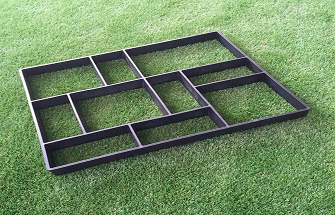 Metal template for paving slabs