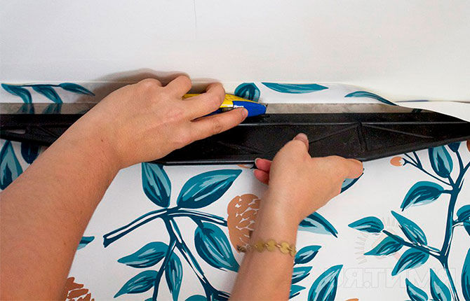 Trimming wallpaper using a spatula