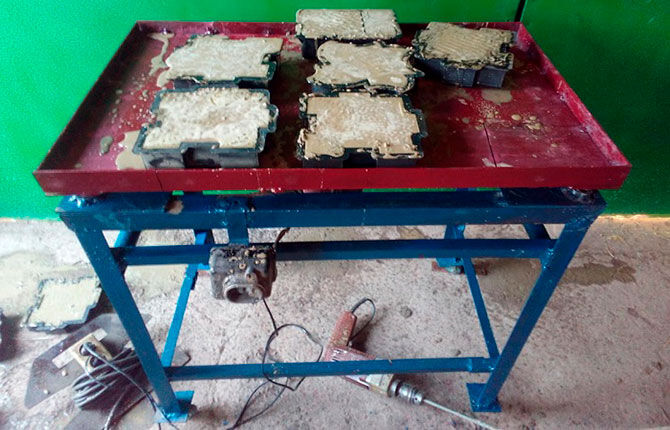 Vibrating table with tile molds