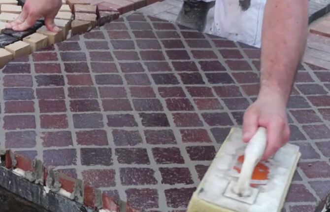 Grouting seams of colored paving slabs