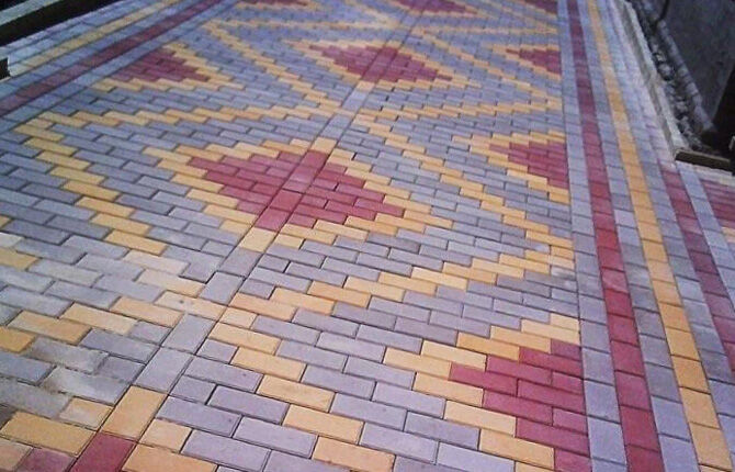 Laying tiles with a pattern