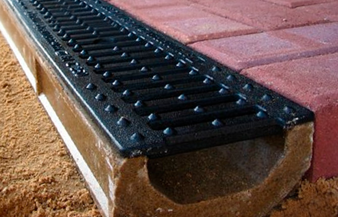 Polymer concrete trays with cast iron grate