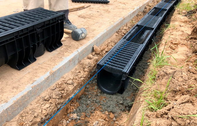 Plastic trays in a surface drainage system