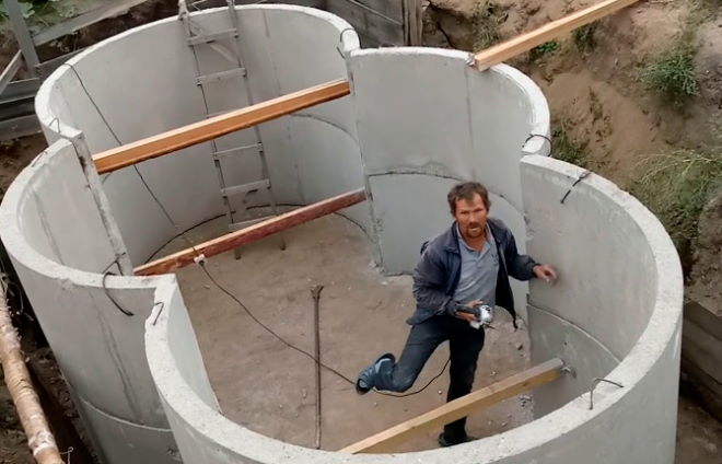 Construction of a cellar from reinforced concrete rings