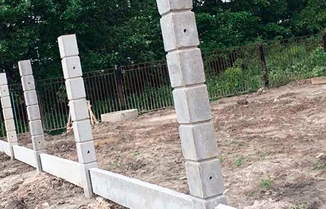 Reinforced concrete fence posts