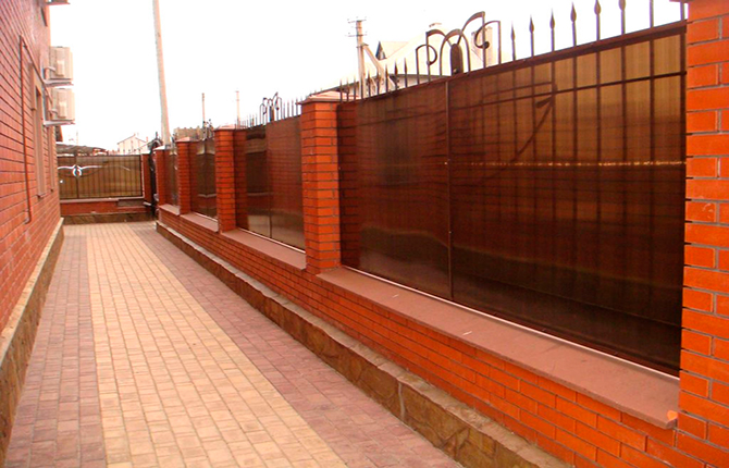 Polycarbonate fence