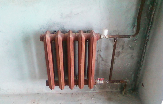 How to hang a heating radiator on brackets