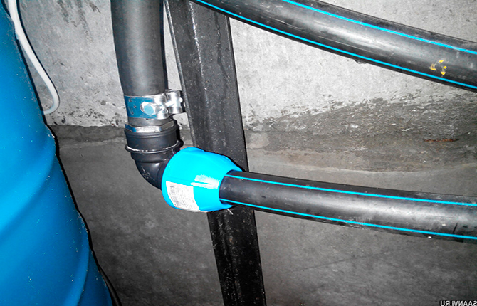 What are the advantages of compression fittings for HDPE pipes?