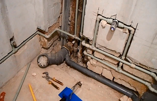 How to fasten polypropylene heating and water pipes in a hidden way