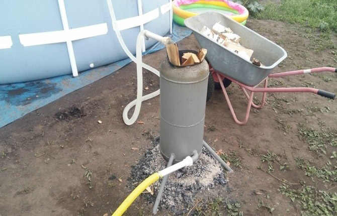 De kachel verwarmt het water voor het zwembad met elk soort hout.