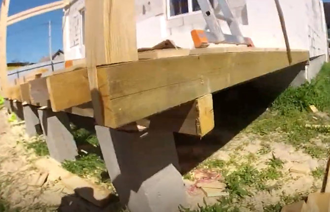 The lower part of the vertical post is cut down to half size for joining with the joist beam