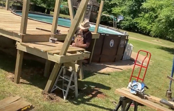 Cómo hacer un podio para una piscina de estructura: variedades, instrucciones paso a paso, fotos.