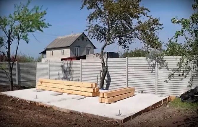 Installation de supports verticaux sous le toit à pignon du gazebo