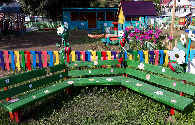 Decorating a site in a kindergarten with your own hands: materials, design options