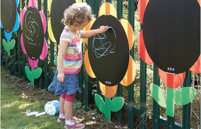 Décorer de vos propres mains un site dans un jardin d'enfants: matériaux, options de conception