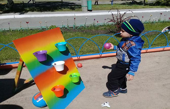 Décorer de vos propres mains un site dans un jardin d'enfants: matériaux, options de conception