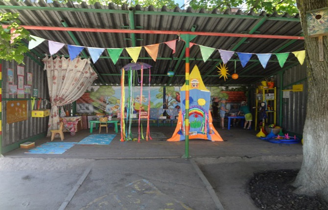 Decorating a site in a kindergarten with your own hands: materials, design options