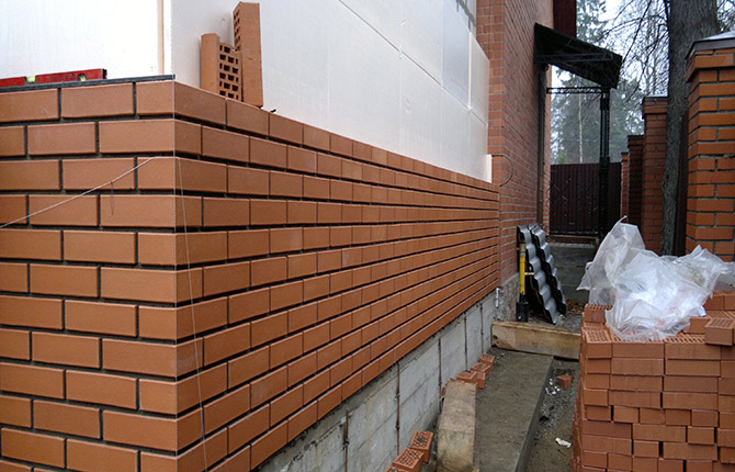 Laying with facing bricks