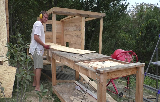 Do-it-yourself chicken coop for 5 chickens: step-by-step construction instructions