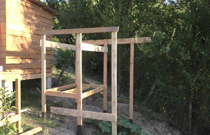 Do-it-yourself chicken coop for 5 chickens: step-by-step construction instructions