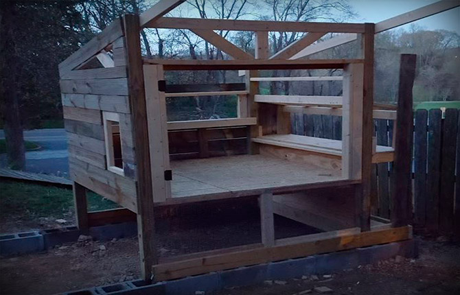 Chicken coop box foundation